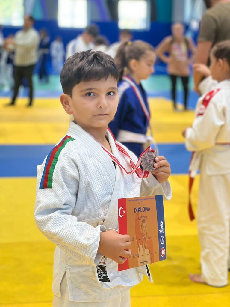 img/posts/judo-club-2012nin-yetirmeleri-turkiyeden-16-medalla-qayidiblar-2022-10-04-210307/13.jpg
